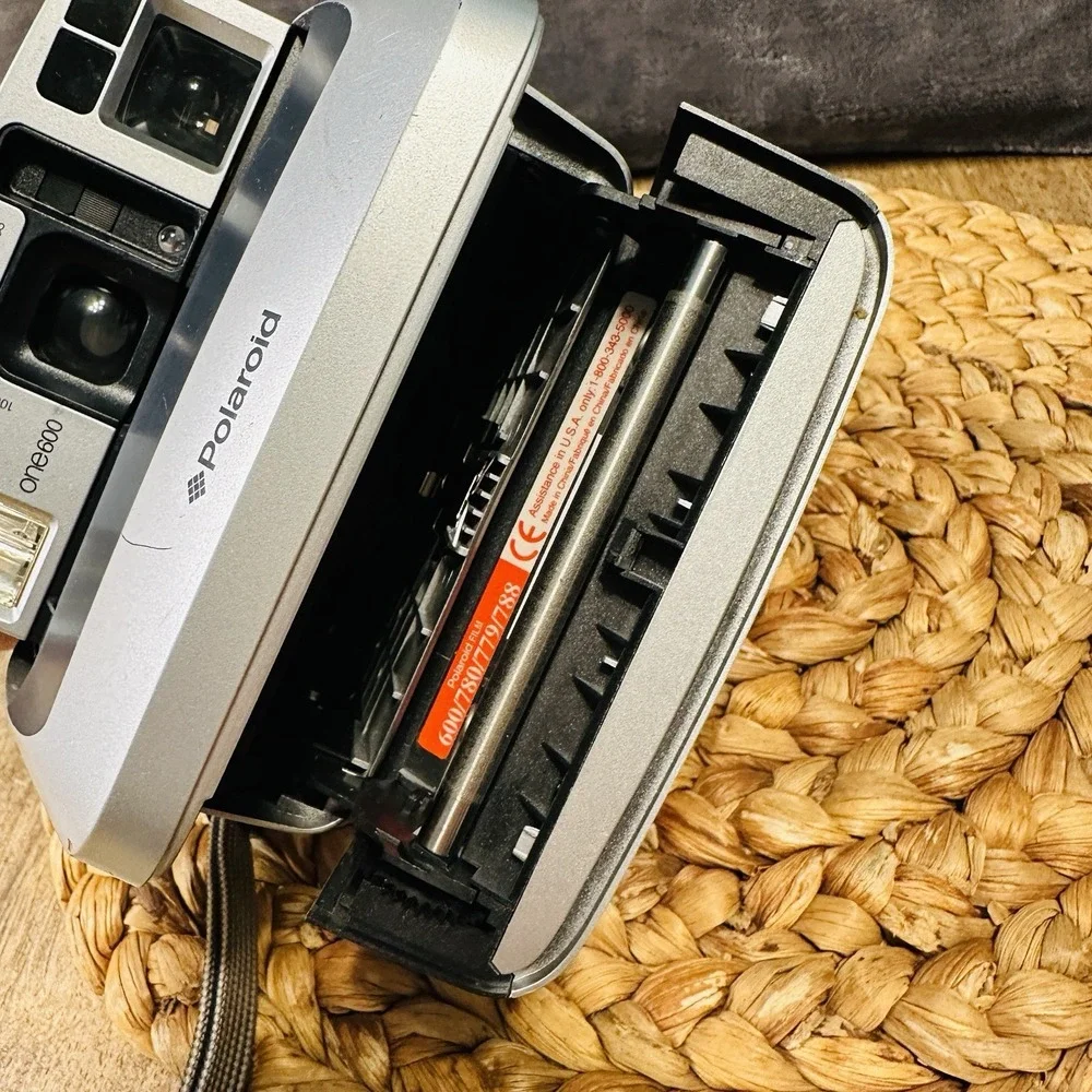 Vintage Polaroid One 600 Instant Film Camera Silver 100mm Focus Range 2 FT‎